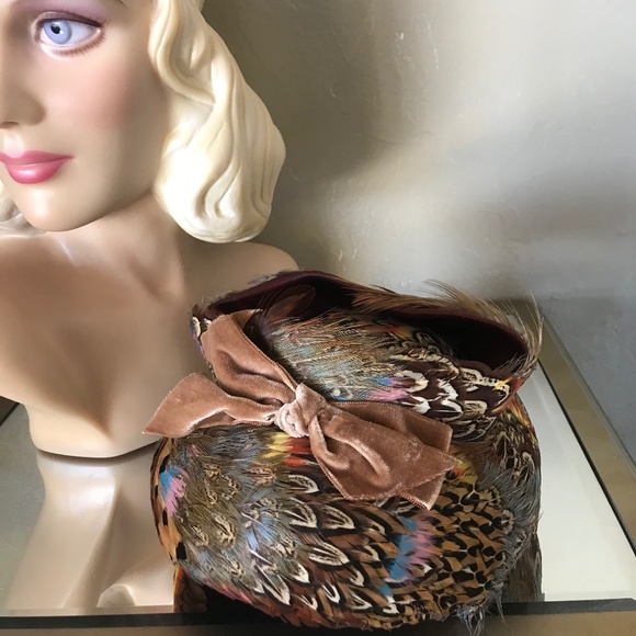 MAGNIFICENT AND UNIQUE 1950s MULTI COLORED PHEASANT FEATHER HAT WITH VELVET BOW main image 4